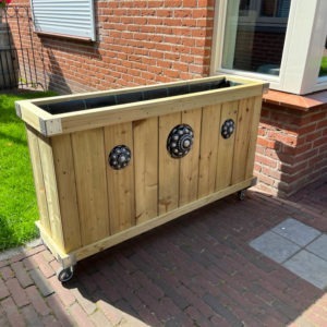 Zeeuwse knop houten bloembak.